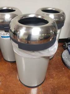 lot 1422 image: Round Open Mount Trash Can