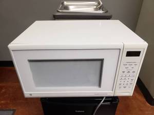 lot 1432 image: GE JE1540WW002 2 Cu Ft Microwave