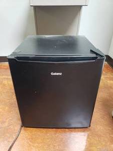 lot 1433 image: Galanz 1.7 Cu Ft Compact Mini Fridge, Model GL17BK