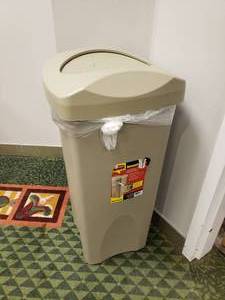 lot 1462 image: Rubbermaid Untouchable 23 Gallon Trash Can