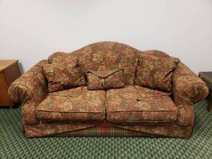 lot 1482 image: Full Size Floral Pattern Sofa w Matching Throw Pillows