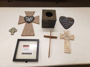 lot 1490 image: Lot of Misc Wall Crosses & Misc Dcor