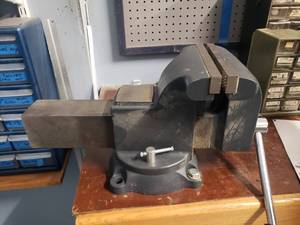 lot 1522 image: Very Large Wilton Bench Vise w 8 Jaws.  Buyer to Remove.