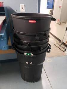 lot 1530 image: Lot of 6 Rubbermaid 40 Gallon Trash Cans