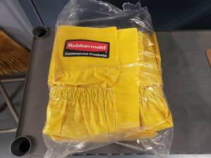 lot 1535 image: Rubbermaid Trash Can Caddy