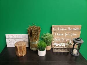 lot 1600 image: Lot of Misc Tabletop & Home Dcor Items.  Includes everything pictured.
