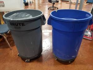 lot 1605 image: 2 Rubbermaid Trash Cans w Rollers