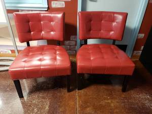 lot 1610 image: Lot of 2 Matching Red Lounge Chairs