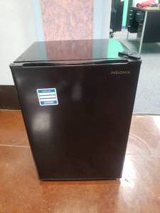 lot 1617 image: Insignia NS-CF26BK9 2.6 Cu Ft Mini Fridge