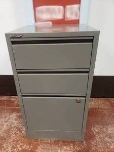 lot 1643 image: Bisley 3 Drawer Metal Under Desk Cabinet