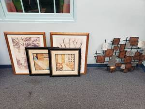 lot 1653 image: Lot of Misc Wall Dcor.  Prints & Abstract Design