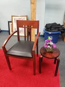 lot 1669 image: Wooden Chair w End Table & Floral Dcor
