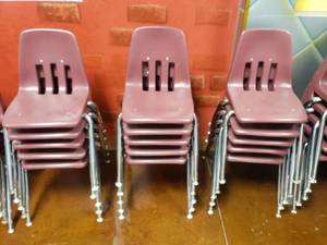 lot 1686 image: Lot of 15 Maroon Classroom Chairs