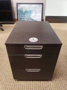 lot 1696 image: Locking & Rolling 3-Drawer Locking Cabinet w Contents