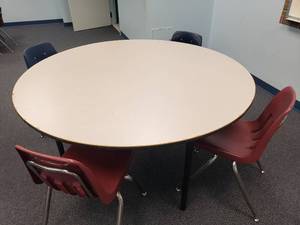 lot 1779 image: Round 60 Clasroom Table.  60 Wide w 4 Chairs