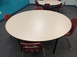 lot 1780 image: Round 60 Clasroom Table.  60 Wide w 4 Chairs