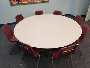 lot 1781 image: Round 60 Adjustable Height Clasroom Table.  60 Wide w 8 Chairs