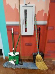 lot 1791 image: Lot of Misc Cleaning Supplies
