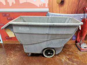 lot 1794 image: Rubbermaid Commercial Utility Tilt Cart