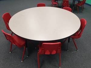lot 1795 image: Round 60 Adjustable Height Clasroom Table.  60 Wide w 6 Chairs