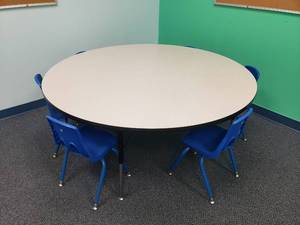 lot 1797 image: Round 60 Adjustable Height Clasroom Table.  60 Wide w 6 Chairs