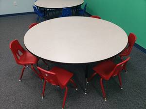 lot 1796 image: Round 60 Adjustable Height Clasroom Table.  60 Wide w 6 Chairs