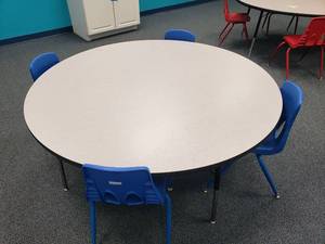 lot 1801 image: Round 60 Adjustable Height Clasroom Table.  60 Wide w 4 Chairs