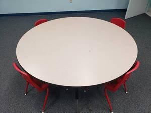 lot 1802 image: Round 60 Adjustable Height Clasroom Table.  60 Wide w 4 Chairs