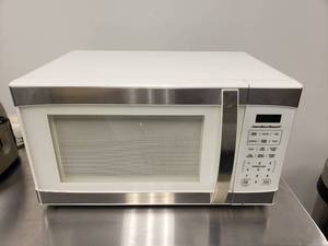 lot 1868 image: Hamilton Beach P100N30AL-WBW 1.1 Cu Ft White Microwave