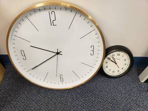 lot 1872 image: Lot of 2 Wall Clocks