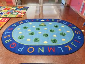 lot 1880 image: Large Oval Classrom Area Rug.  112 x 82