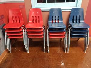 lot 1905 image: Lot of 16 Classroom Chairs