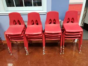 lot 1906 image: Lot of 16 Classroom Chairs