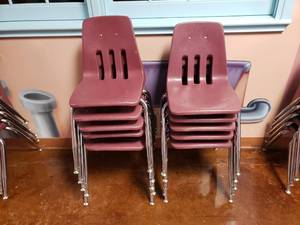 lot 1909 image: Lot of 10 Classroom Chairs