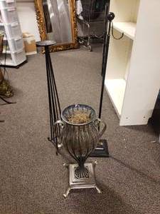 lot 1974 image: Lot of Misc Metal Dcor