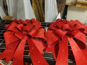 lot 1980 image: Lot of 4 Battery OperatedLighted Bows
