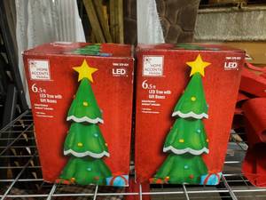 lot 1982 image: Lot of 2 Christmas Tree w Gifts Yard Inflatable