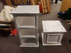 lot 1997 image: Lot of 2 Distressed Home Dcor Pieces