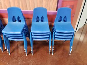 lot 1904 image: Lot of 12 Classroom Chairs