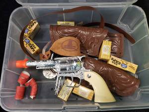 lot 1755 image: Cap Gun w Old School Style Caps & Holster