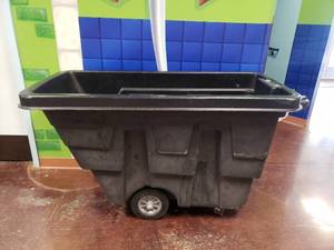 lot 2011 image: Black 58 Cu Yd Utility Duty Tilt Truck