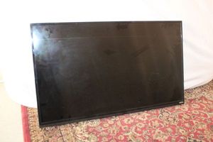 lot 13 image: Vizio TV Model D39h-C0 (missing one leg stand, has wall mount)