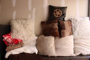 lot 16 image: Couch Pillows and throw blankets