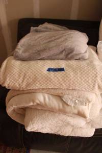 lot 18 image: White Comforter and soft blankets