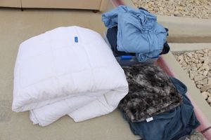 lot 37 image: Comforter, Blankets and Sheets