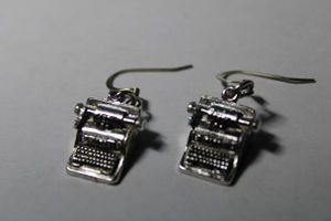 lot 152 image: Typewriter form novelty French ear wire earrings. 1.5L approx.