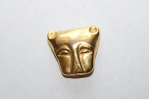 lot 172 image: Signed MMA (Metropolitan Museum of Art) 1976 Egyptian Revival leopard face mask pendant. Marked MMA on reverse. Created in 1976 for the King Tut exhibition. 1W