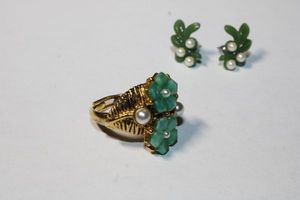 lot 182 image: Signed Hollycraft adjustable ring with green glass and faux pearls. Marked Hollycraft inside band. Includes a pair of complementing plastic green and pearl poststud earrings.