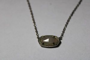lot 200 image: Signed Kendra Scott Elisa pendant necklace. Marked Kendra Scott on bar link and has Celtic hang tag. Has loss to plating.