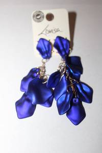 lot 218 image: Signed Lovisa (Lovisa.com) poststud Petal Drop dangle earrings in vibrant purple color. On retail card. 4L